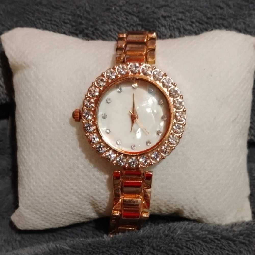 Elegant Gold Women's Watch with Crystal Accents